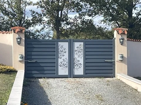 Portail aluminium sur-mesure Aai m'alu